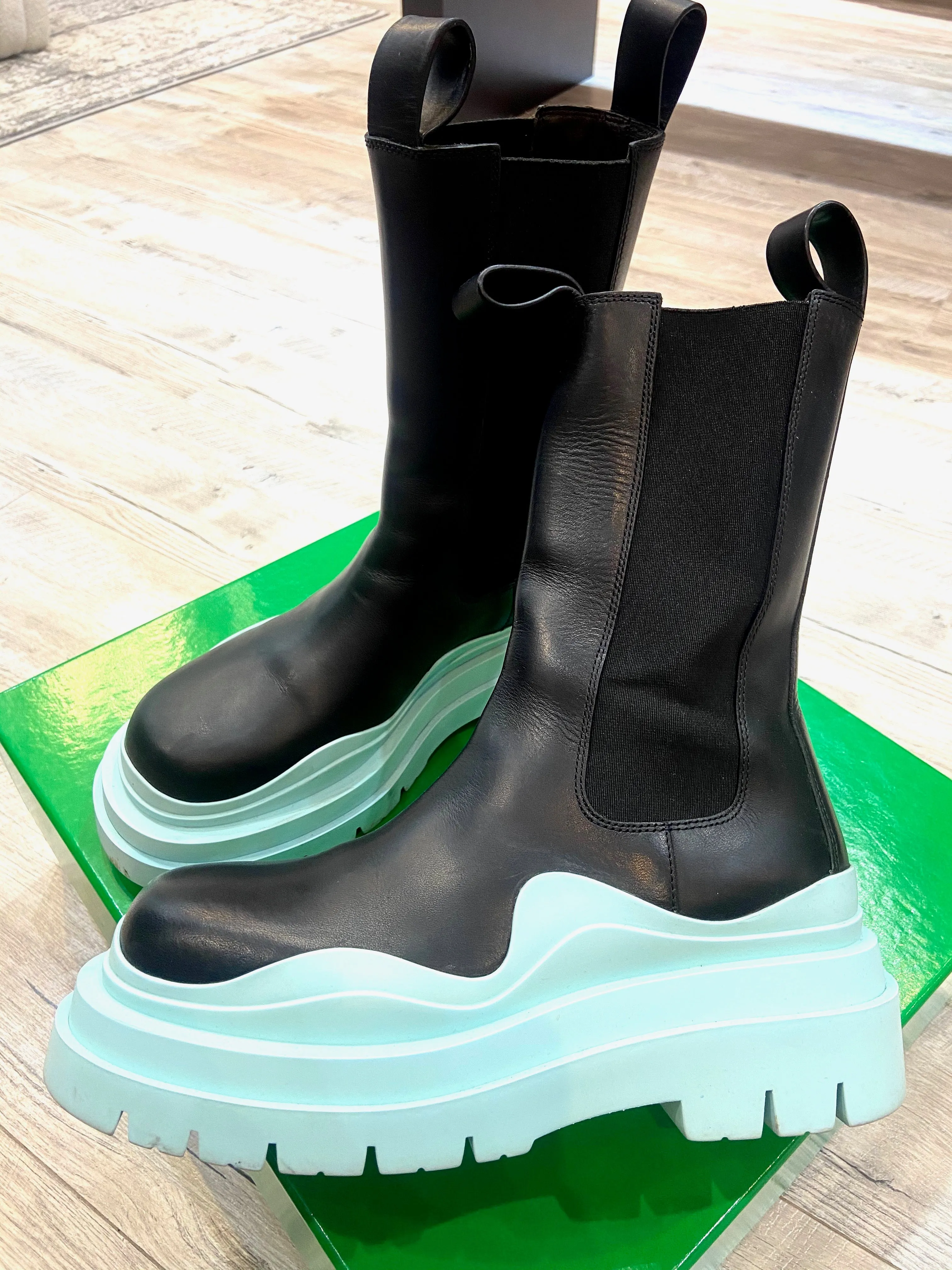 BOTTEGA VENETA CALFSKIN TIRE CHELSEA BOOTS