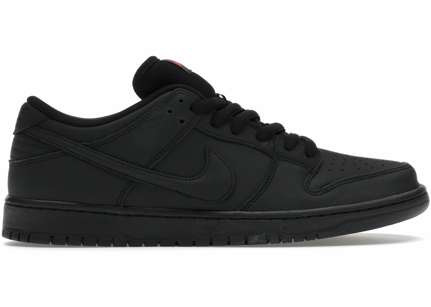 Nike SB Dunk Low Pro Triple Black Adaptable to different terrains
