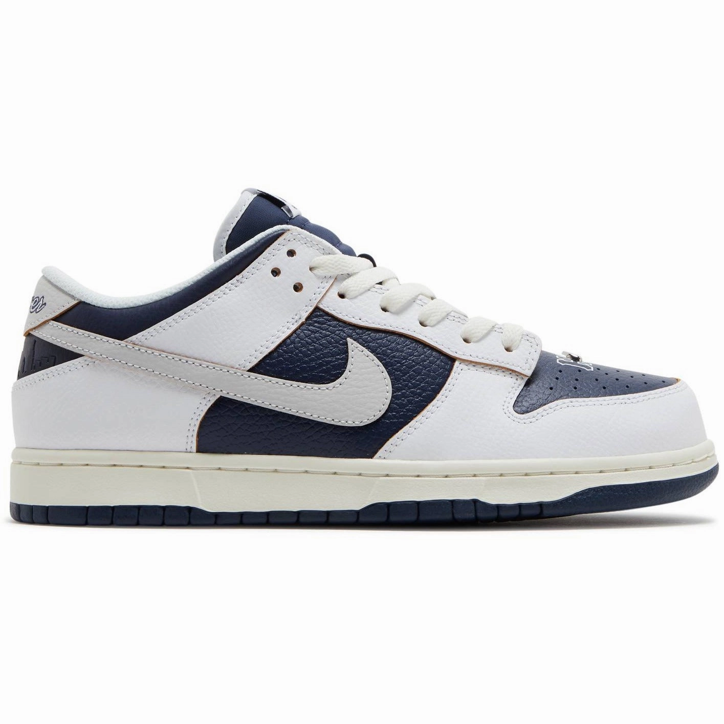 HUF x Dunk SB Low Pro "New York" (2022) Ventilation - holes stretchy - straps