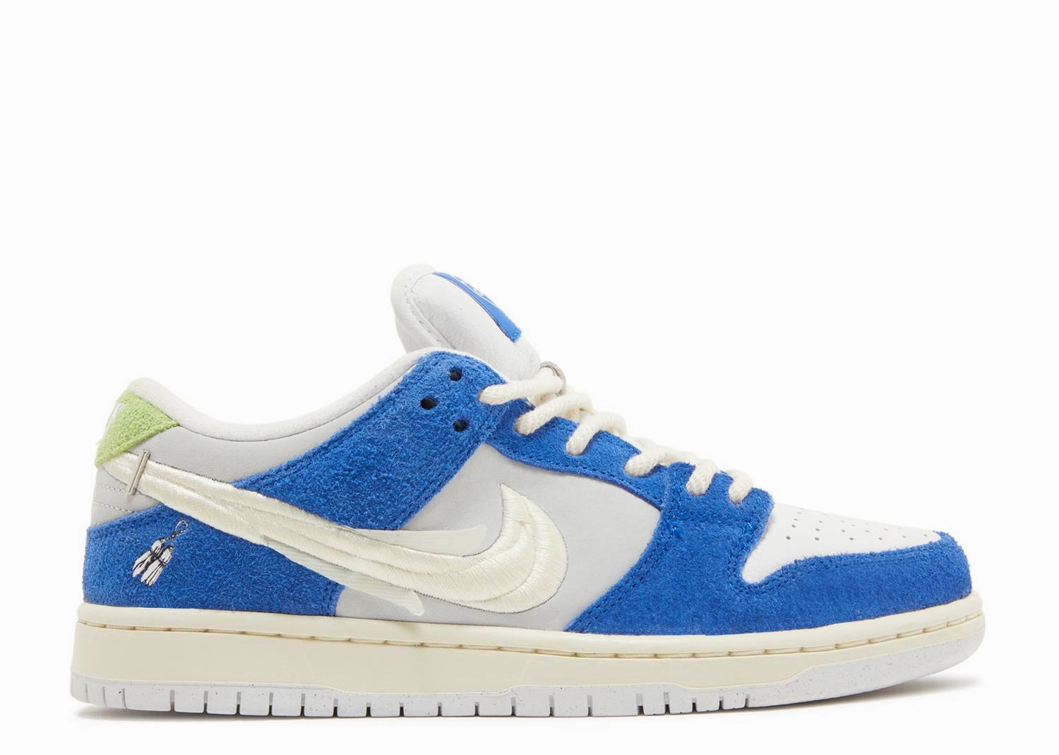 right - foot curved - last shoes Nike Dunk Low Pro SB x Fly Streetwear "Gardenia" (Myrtle Beach Location)