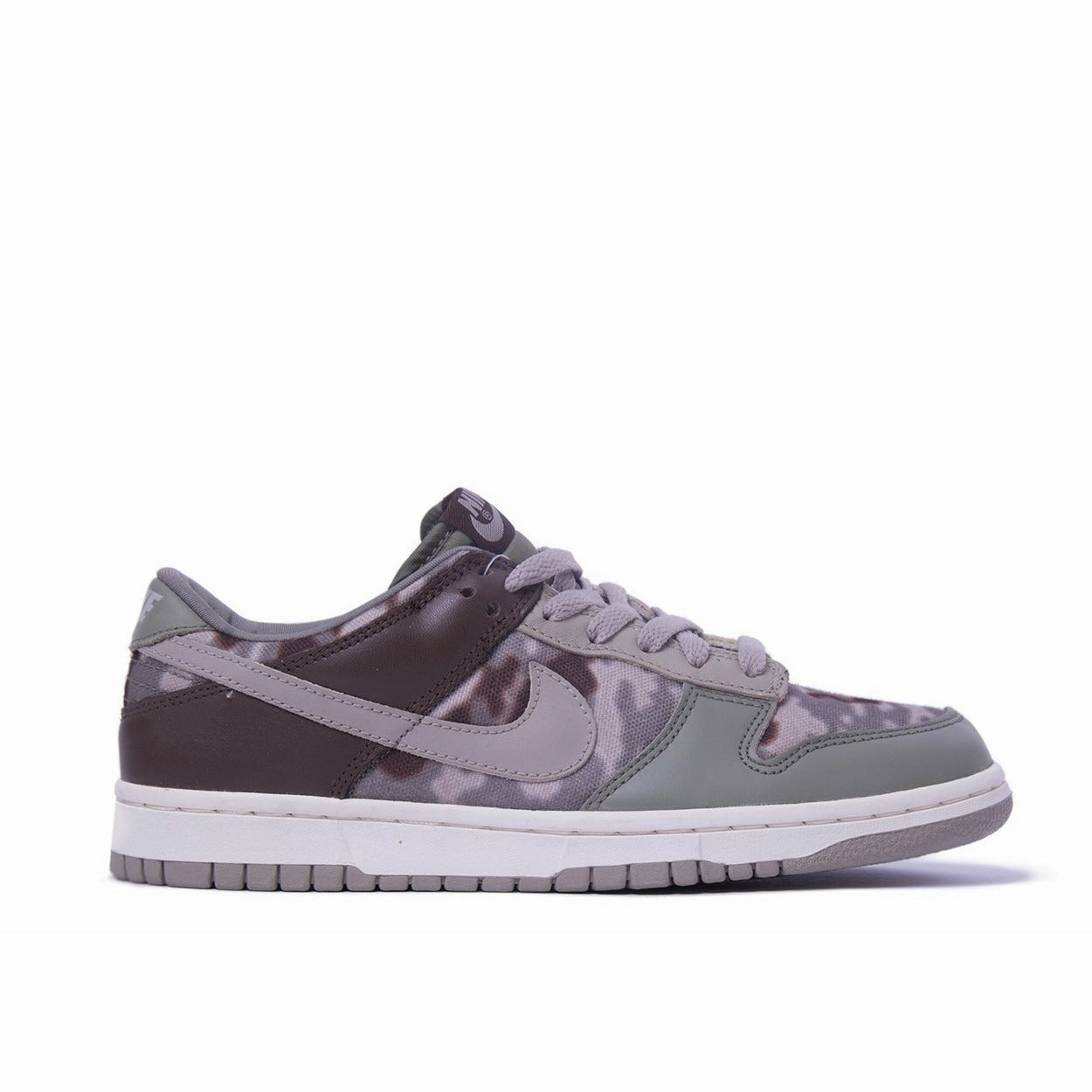 running in an underpass area shoes Dunk Low Premium "Olive Chino" (2003)