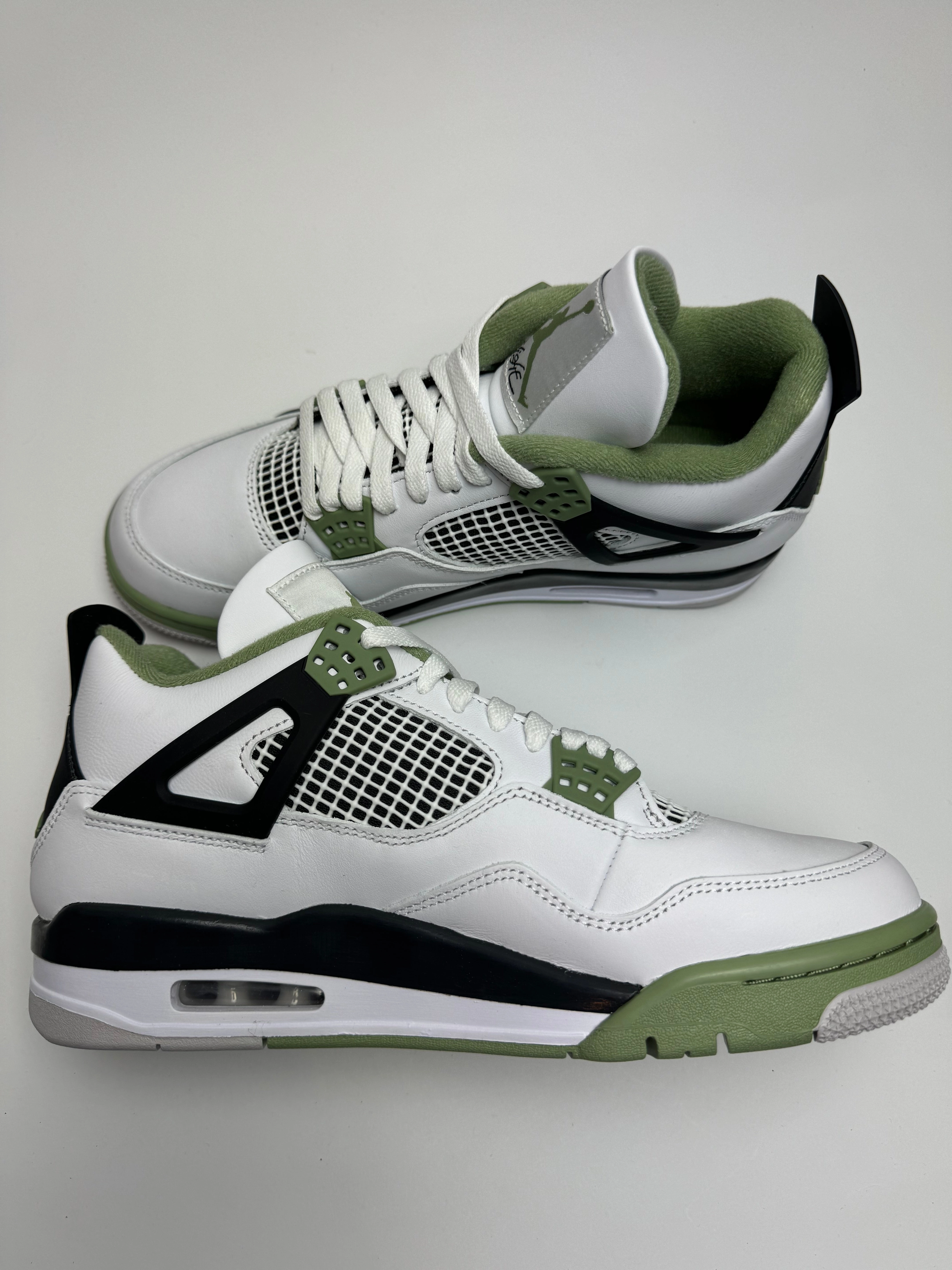 Air Jordan 4 "Seafoam" running with a bandana