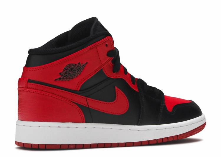 Jordan 1 Mid Banned (GS) running in dry conditions