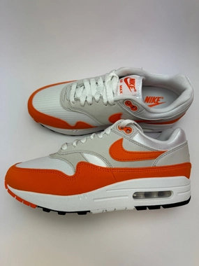 Nike Air Max?1 Safety Orange ?C rechte Seitenansicht mit wei?em Mesh-Upper und Safety?Orange-Mudguard