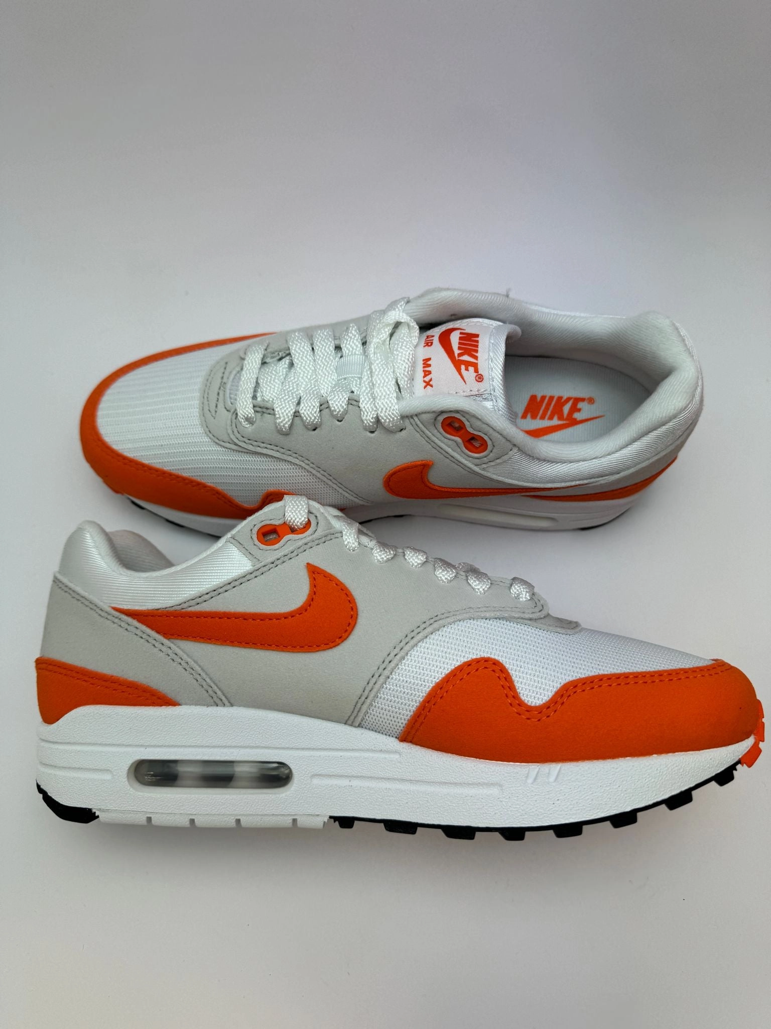 Nike Air Max?1 Safety Orange ?C linke Au?enseite mit Safety?Orange-Swoosh und hellgrauen Overlays
