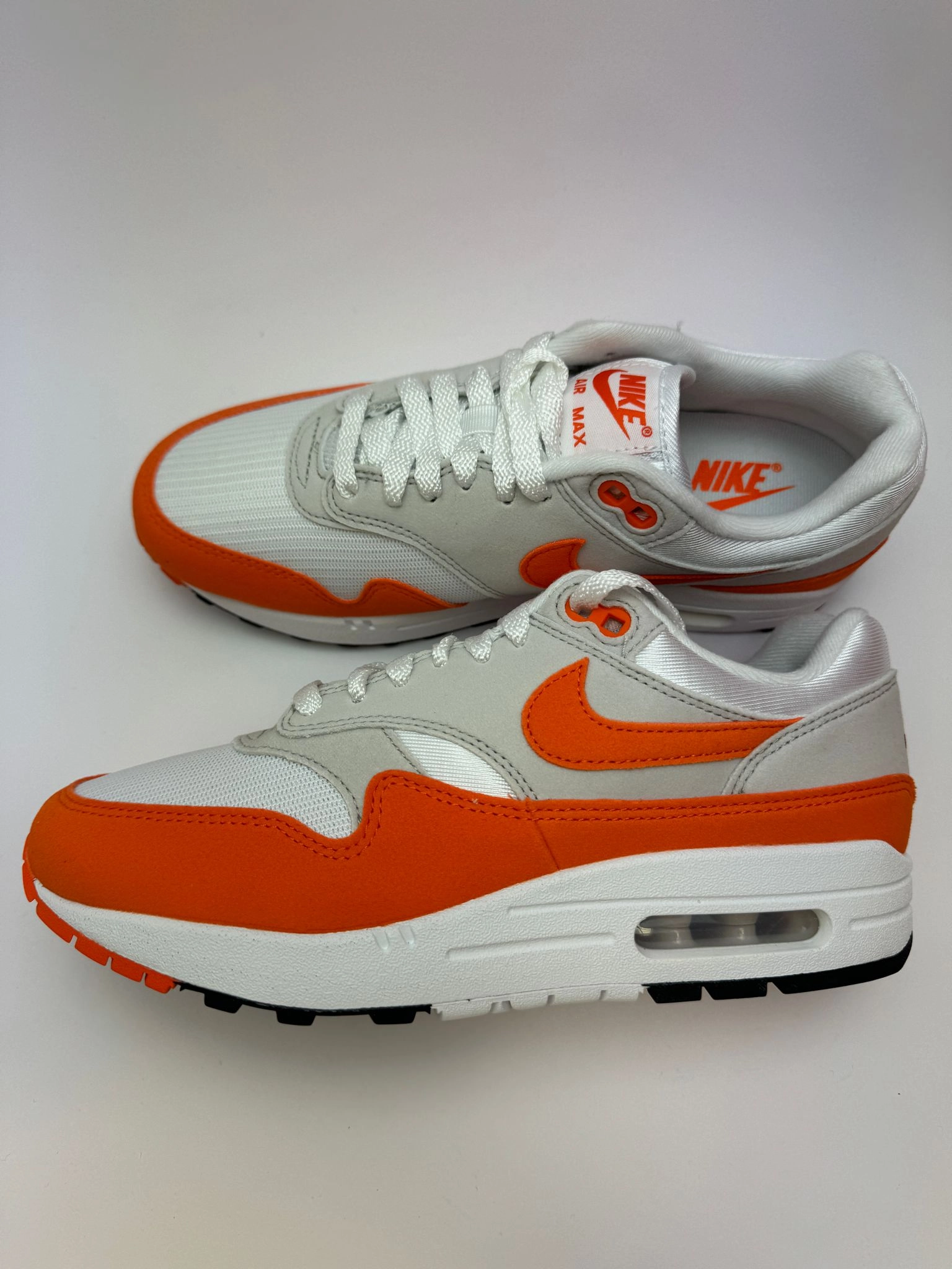 Nike Air Max?1 Safety Orange ?C rechte Seitenansicht mit wei?em Mesh-Upper und Safety?Orange-Mudguard