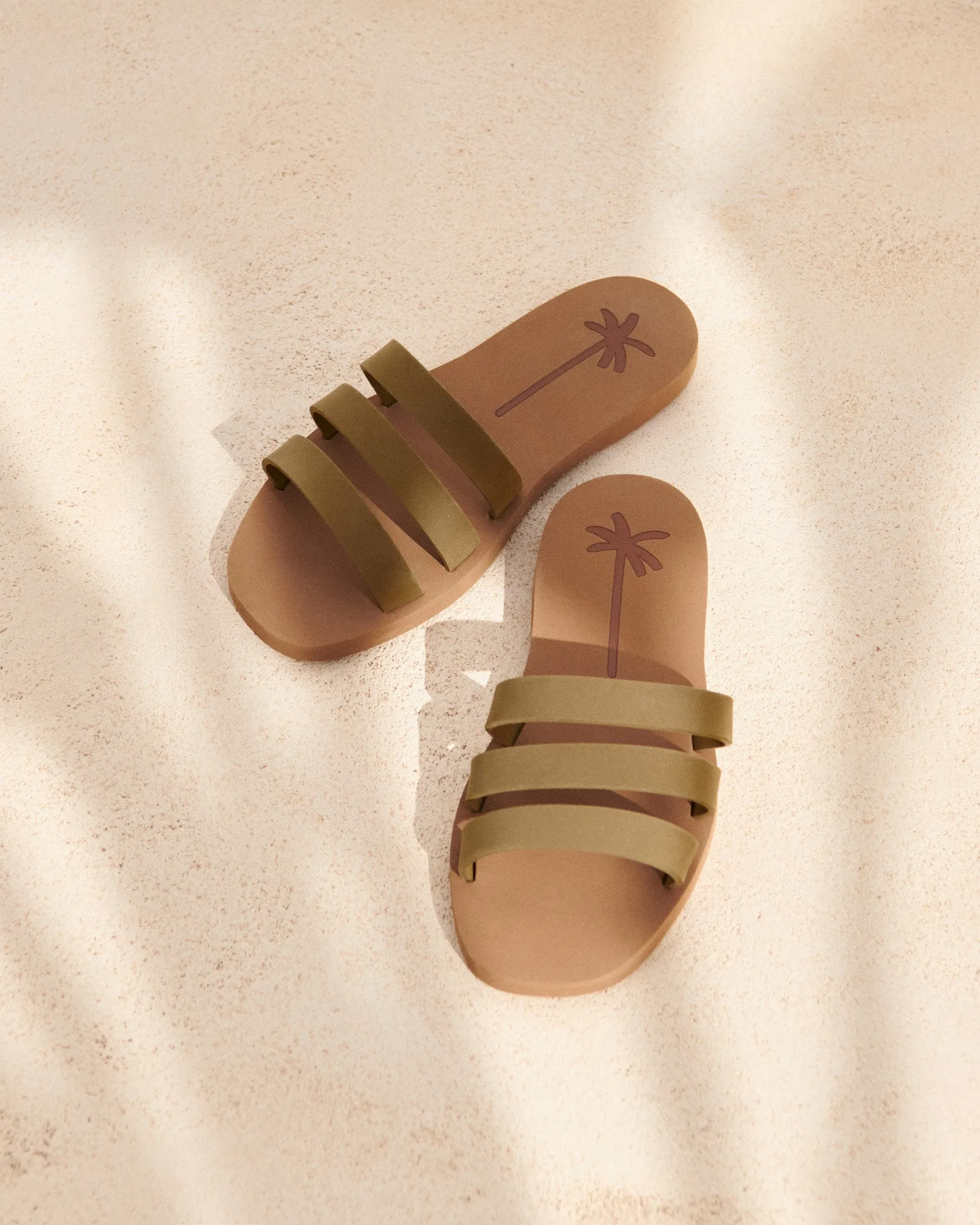 Eva Three Bands|Swim Sandals - O02ED - Honolulu Kaki Green Cuero