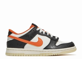 running in a dam area shoes Nike Dunk Low PRM Halloween 2021 (GS)