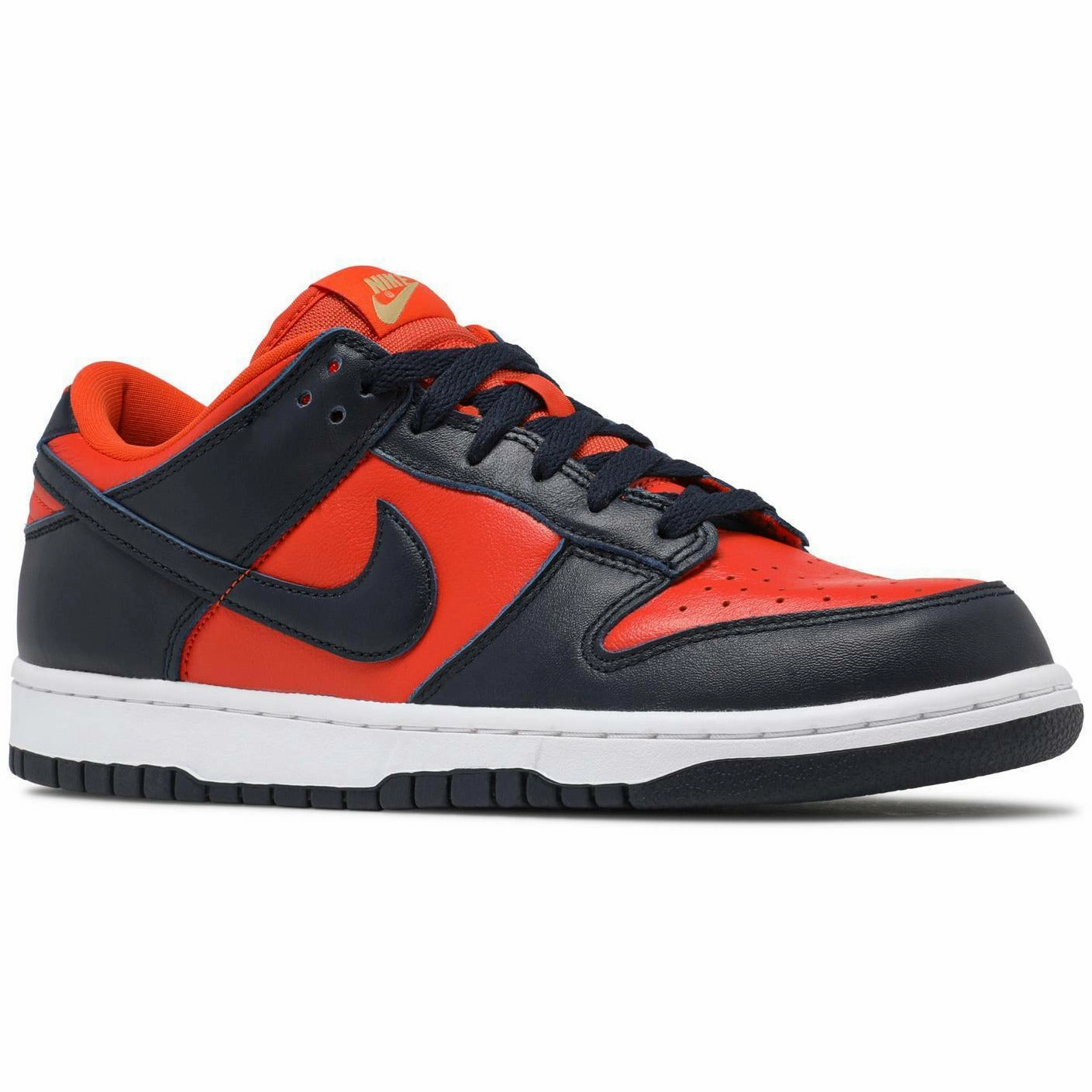 Dunk Low SP "Champ" (2020) running in the countryside