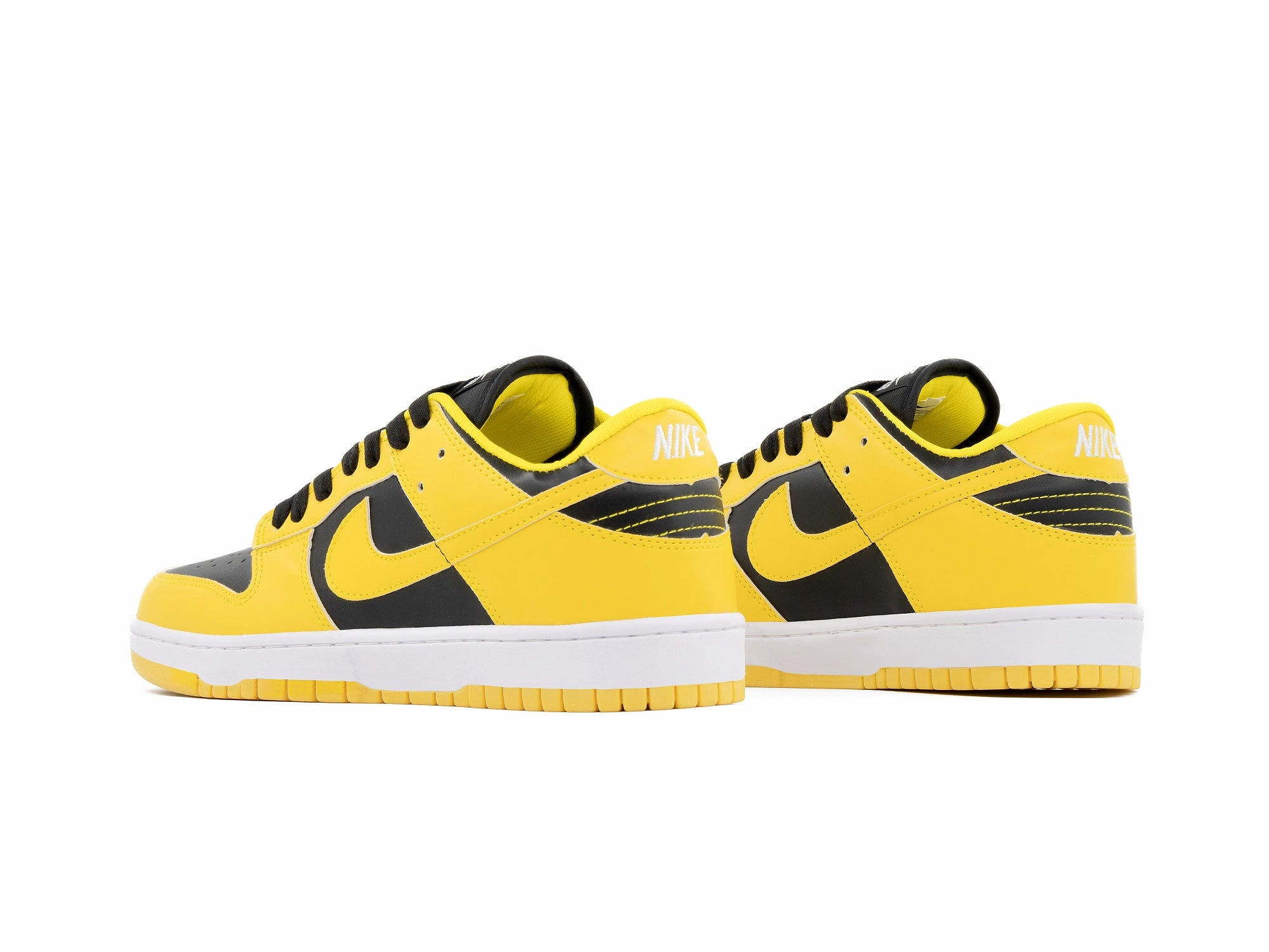 Tenis Dunk Low Negro Amarillo jogging in park Trail Ride