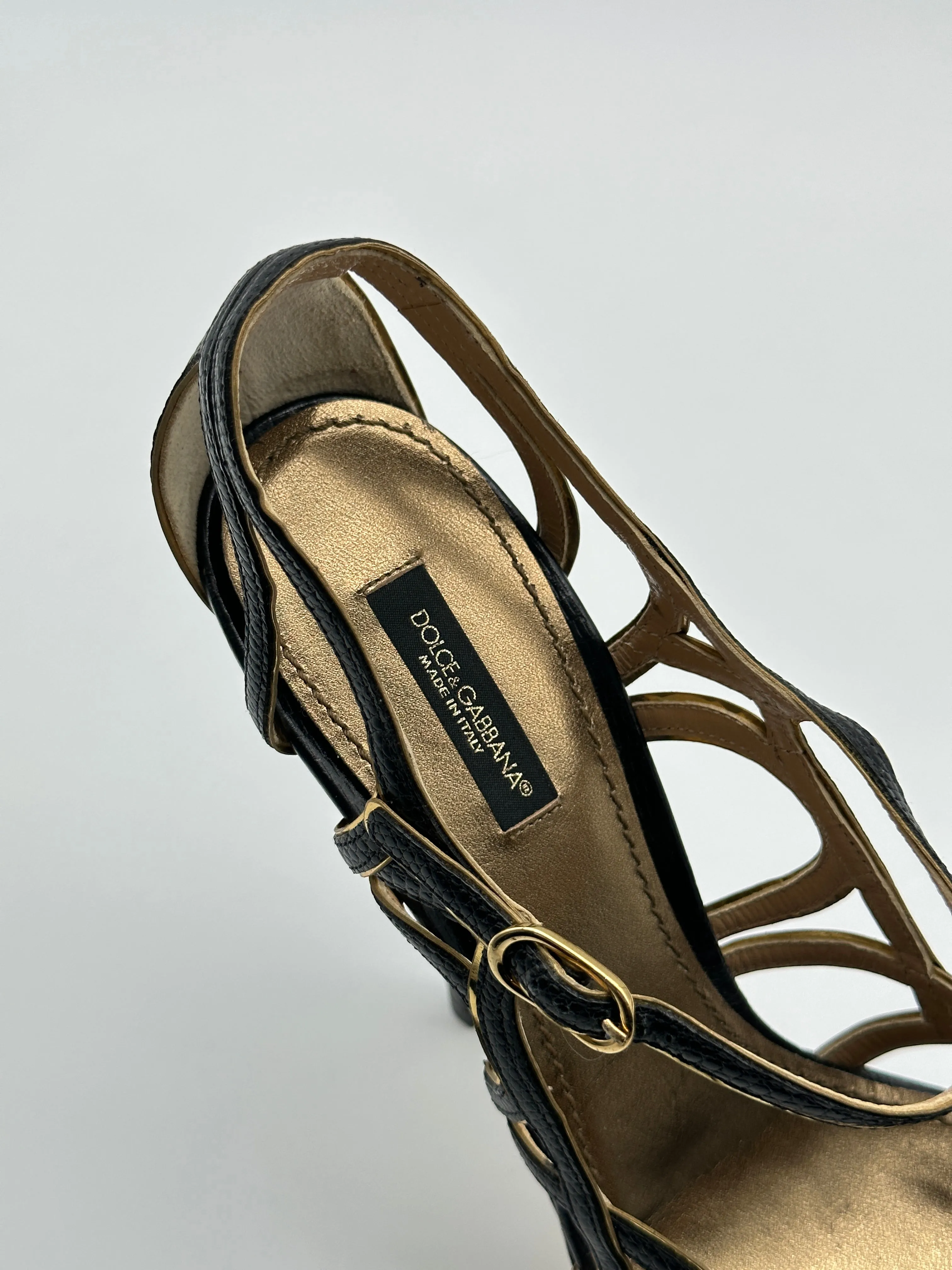 Intertwined Plateau Heels
