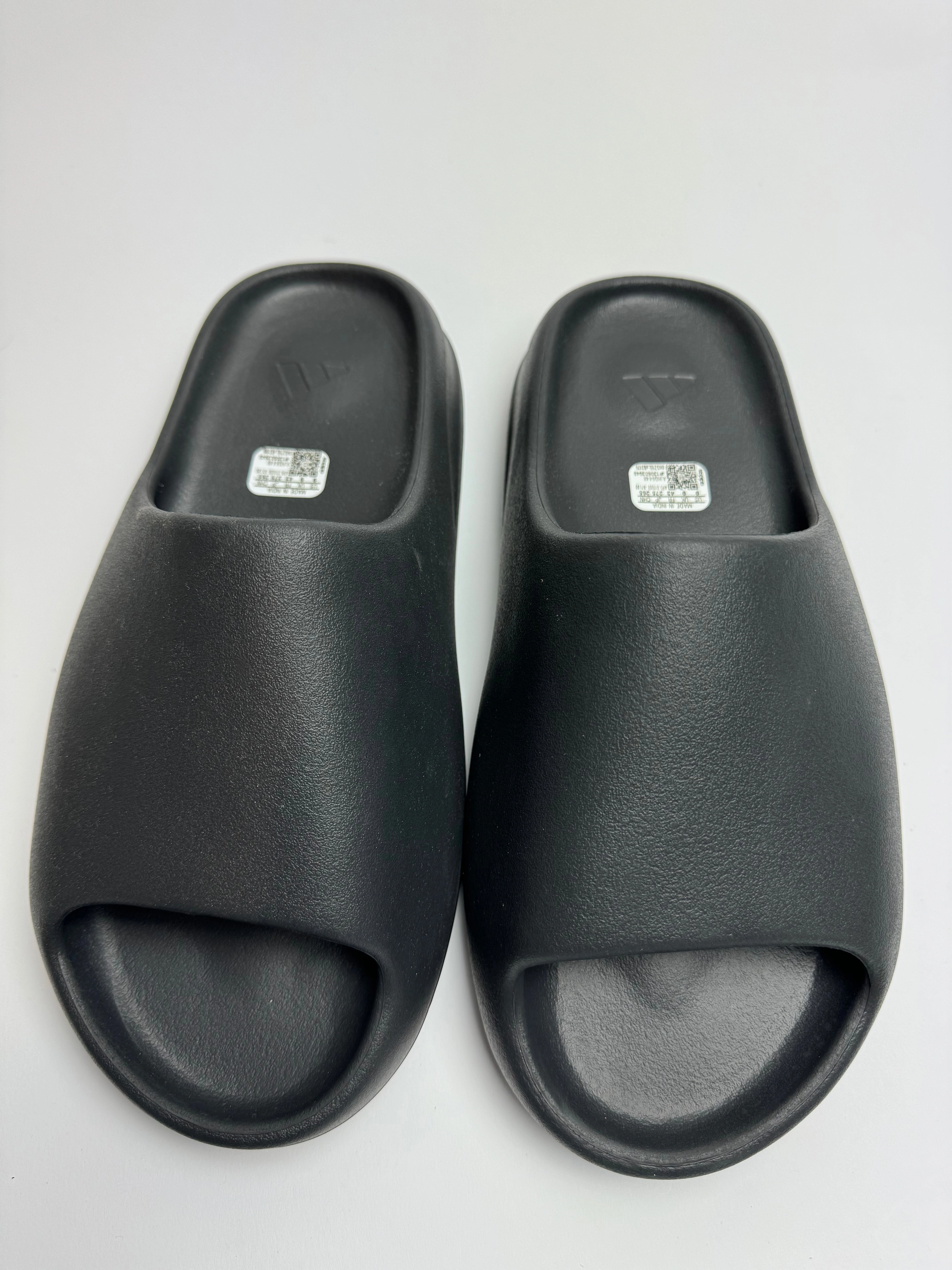 Yeezy Slides "Onyx" Lightweight Walk Creek Run