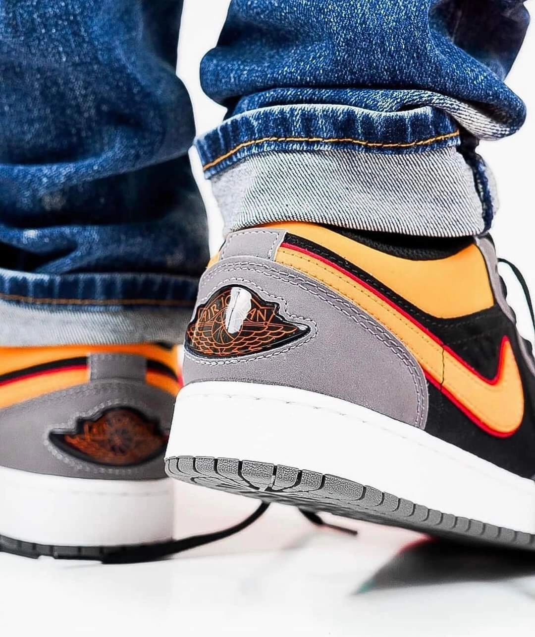 Jordan 1 Low SE Light Graphite Vivid Orange RoadRunning Street Classic