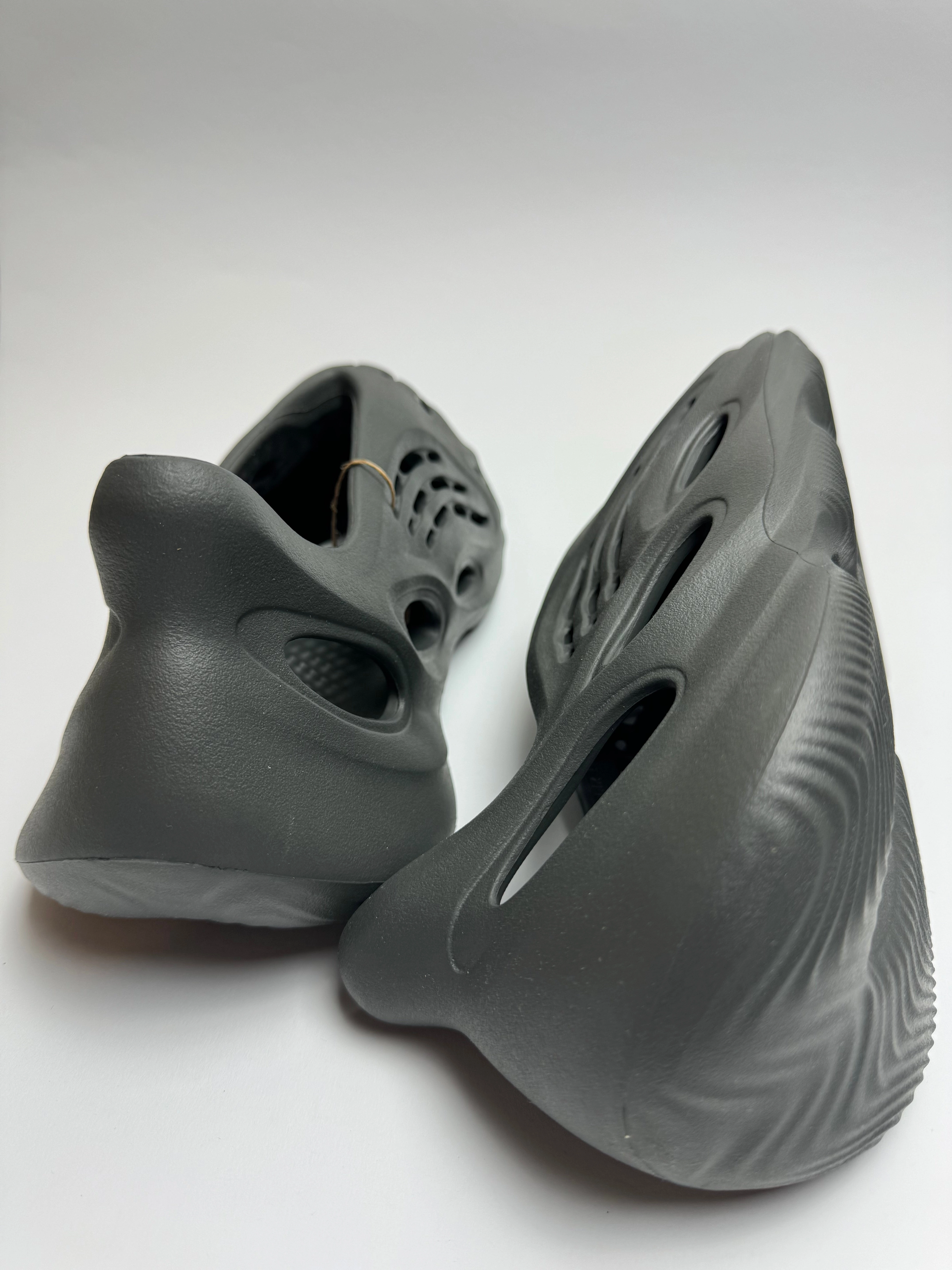 Nordic Soft Yeezy Foam RNNR "Carbon"