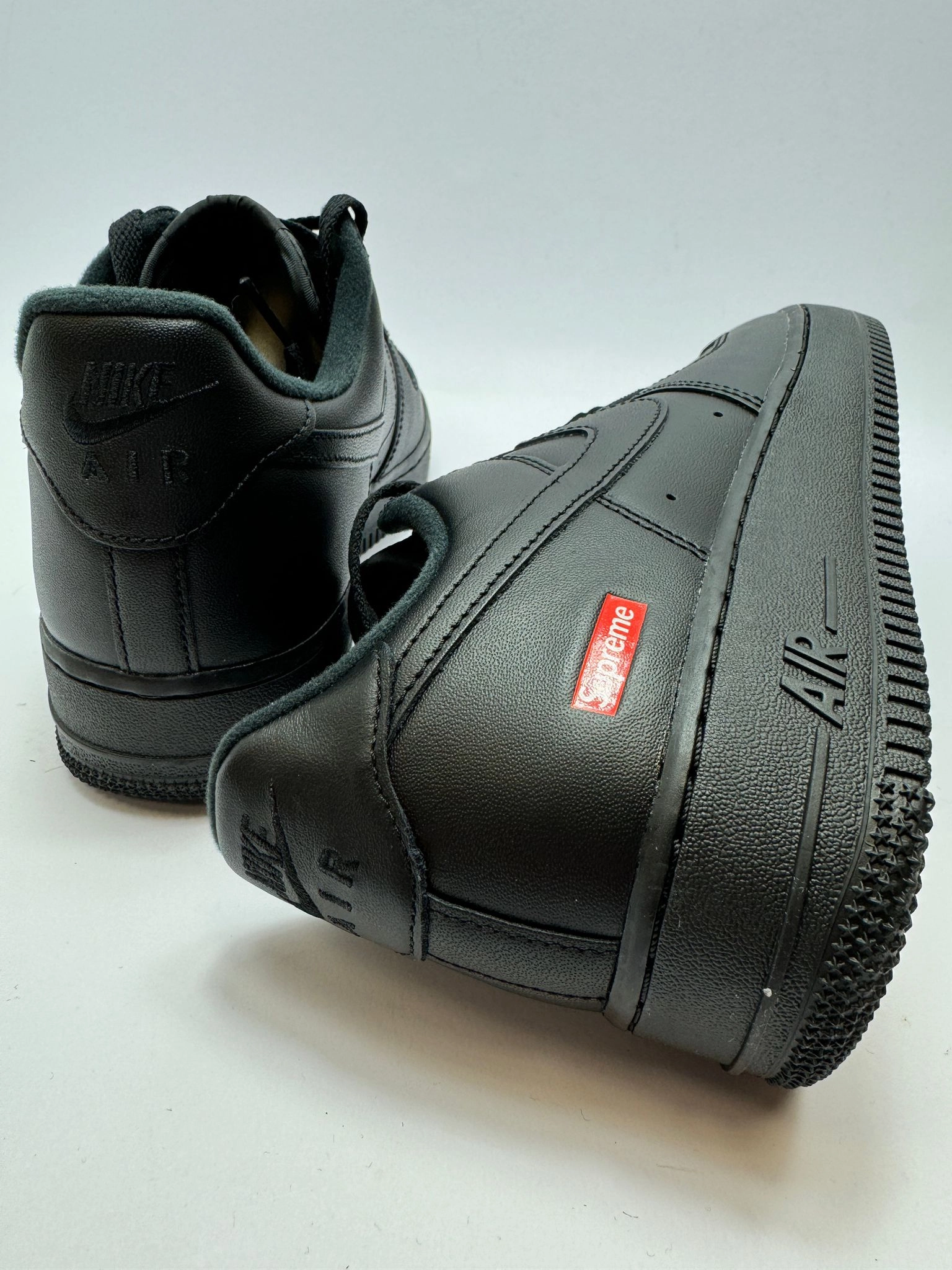 Nike Air Force 1 Low Supreme Black ?C R??ckansicht mit Nike und Supreme Logos