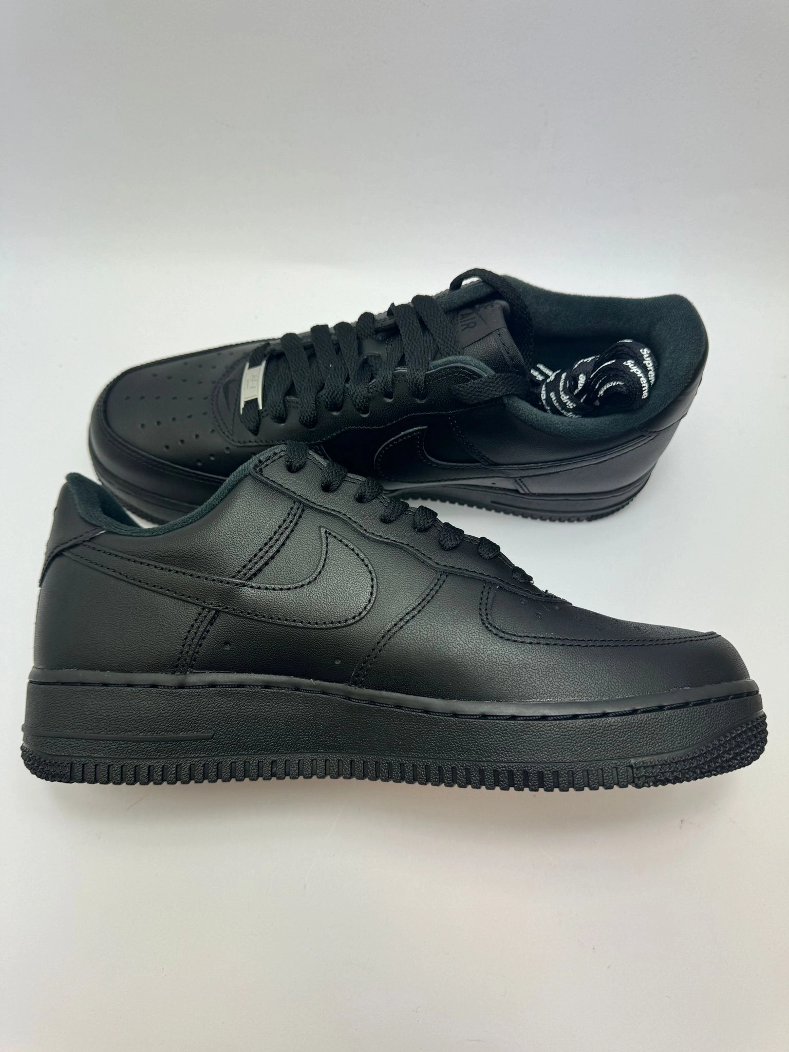 Nike Air Force 1 Low Supreme Black ?C linke Au?enseite mit ikonischem Supreme Branding