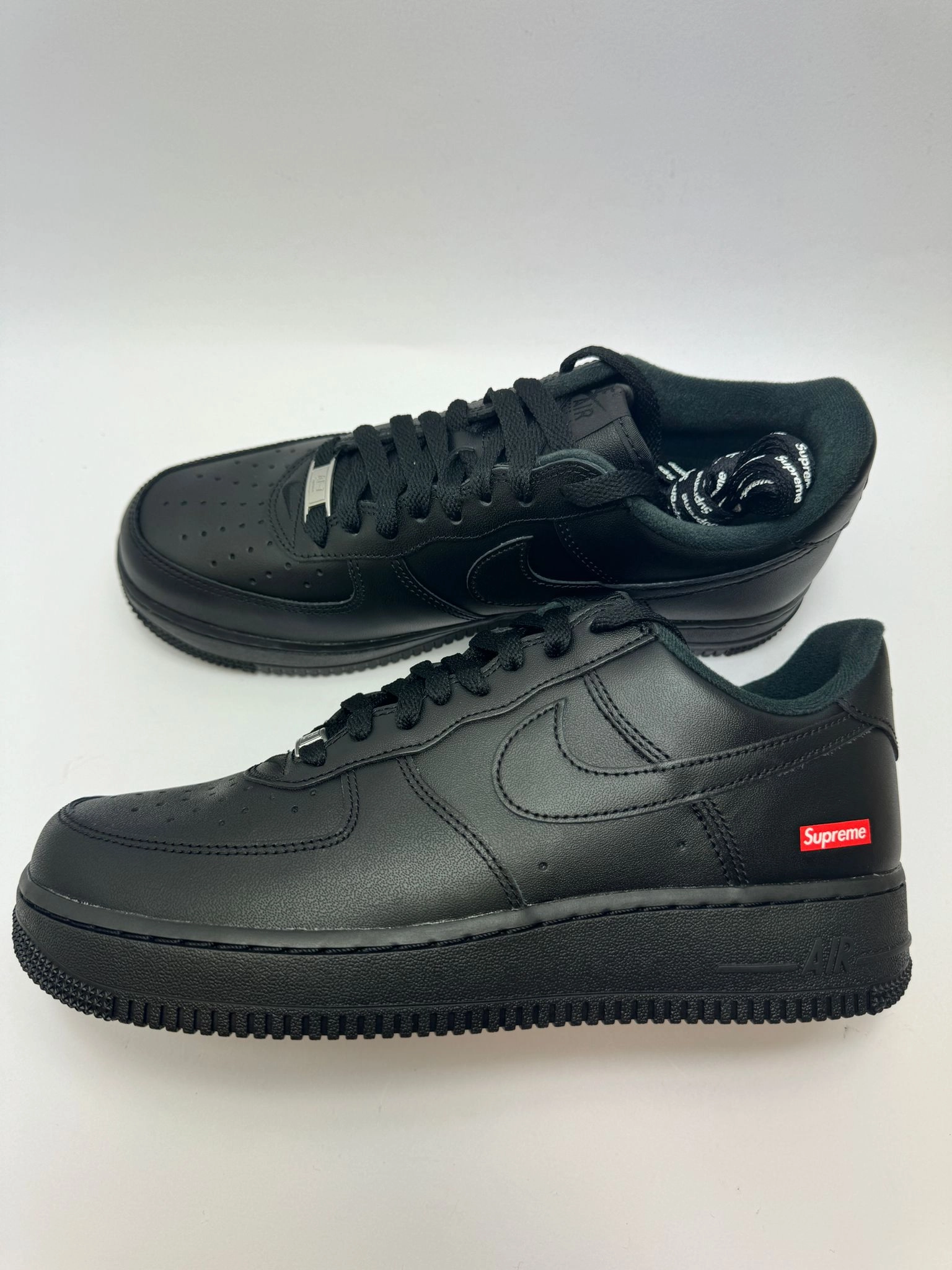 Nike Air Force 1 Low Supreme Black ?C rechte Seitenansicht mit schwarzem Premium-Leder