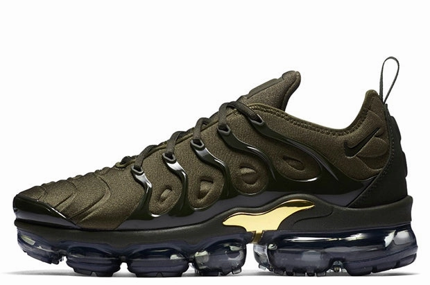 Beachfront Run running in a rope bridge area shoes Nike Air Vapormax Plus 'Khaki Green'