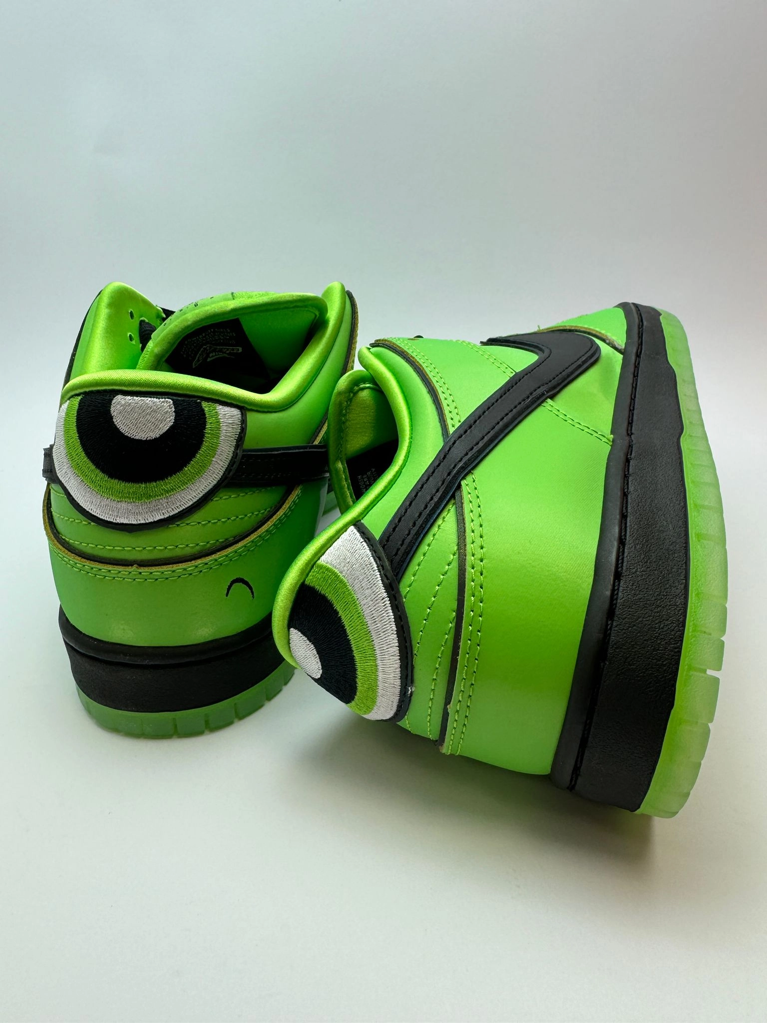 Slow running Nike SB Dunk Low "The Powerpuff Girls Buttercup"