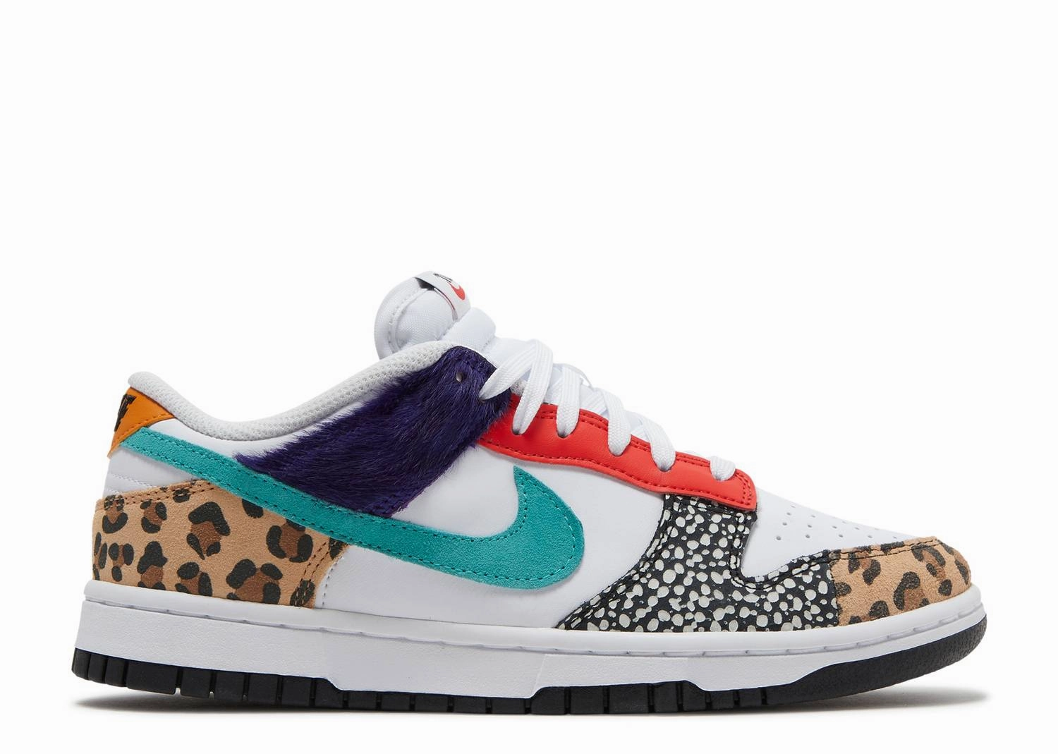 Wmns Nike Dunk Low SE "Safari Mix" (Wilmington Location) Golf running on the beach