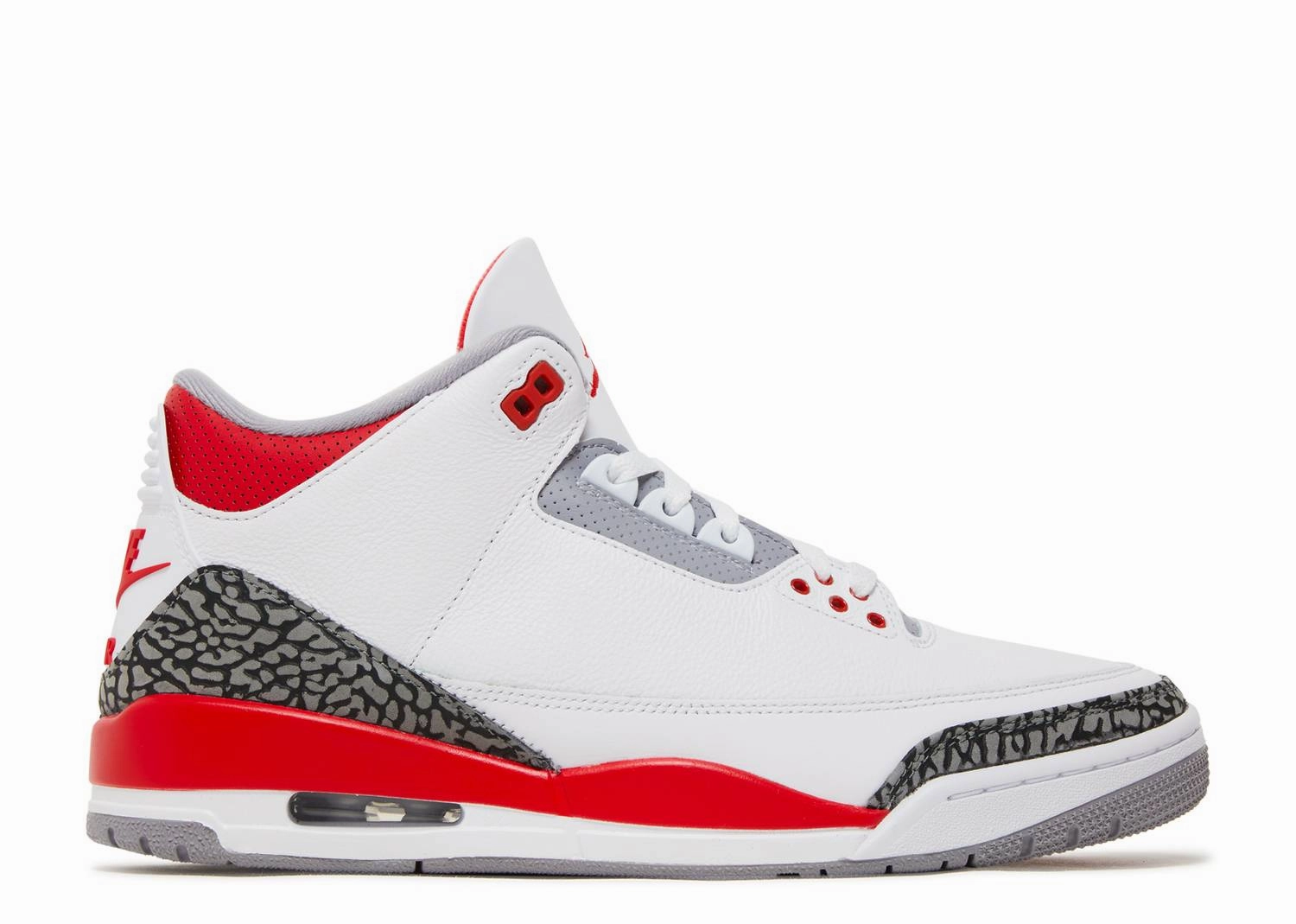 Air Jordan 3 Retro "Fire Red" 2022 (Myrtle Beach Location) Lightweight Upper snug - fit