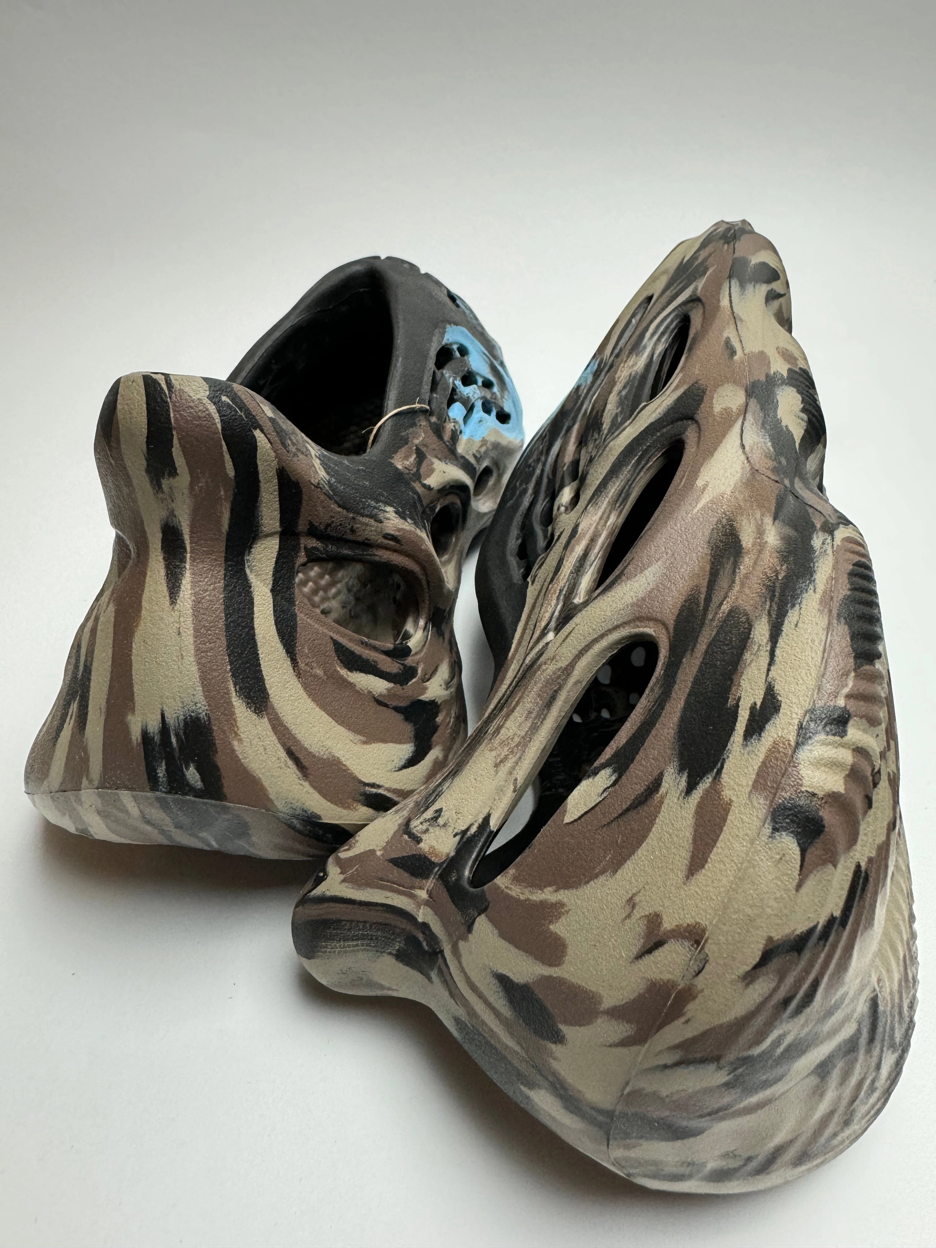 Open Finish Comfortable fit Yeezy Foam RNNR "MX Cinder"