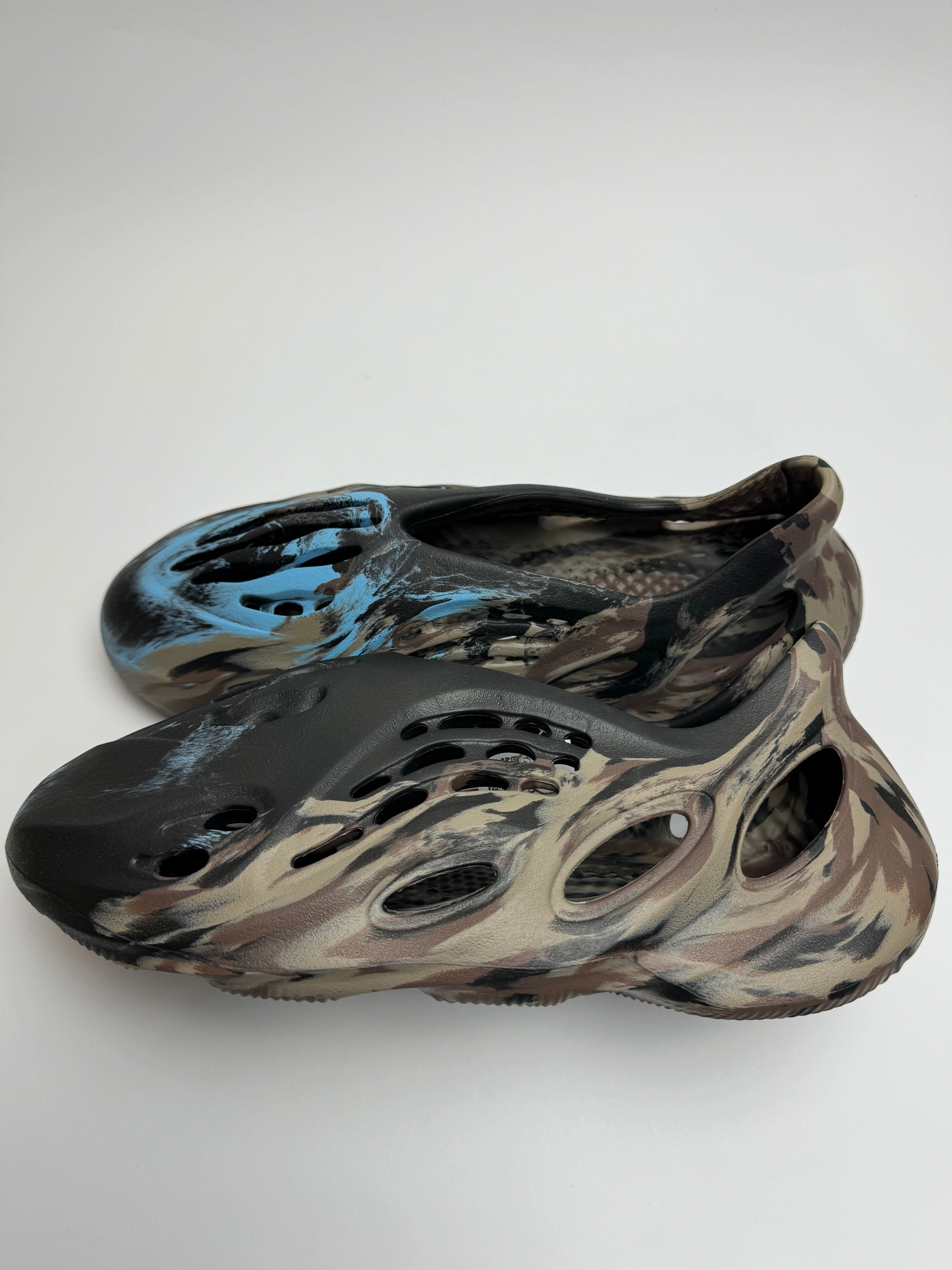 Comfortable Slip-Ons Yeezy Foam RNNR "MX Cinder"