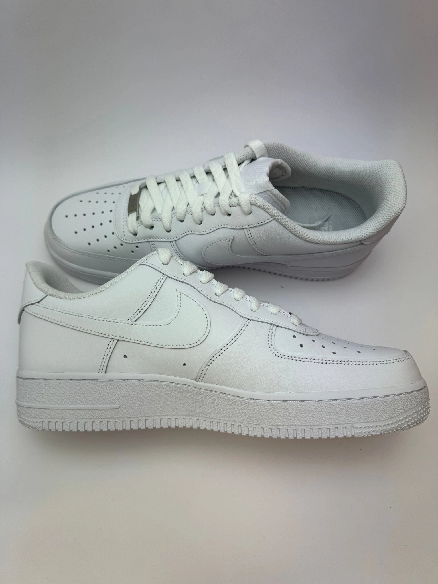 Nike Air Force?1 Low ??07 White ?C linke Au?enseite mit wei?em Swoosh und klassischer Cup?Sohle