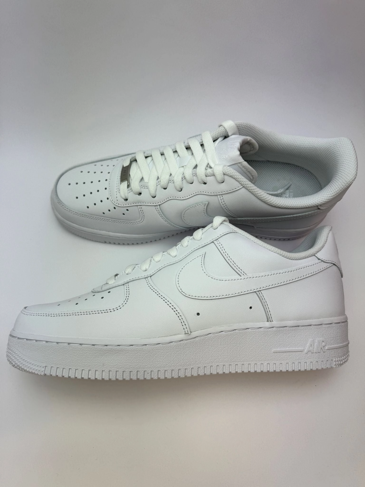 Nike Air Force?1 Low ??07 White ?C rechte Seitenansicht mit komplett wei?em Glattleder-Upper und perforierter Toebox