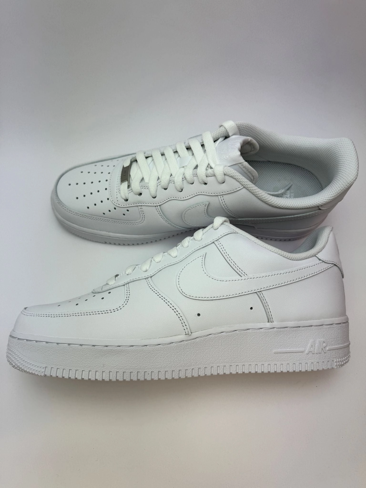 Nike Air Force?1 Low ??07 White ?C rechte Seitenansicht mit komplett wei?em Glattleder-Upper und perforierter Toebox