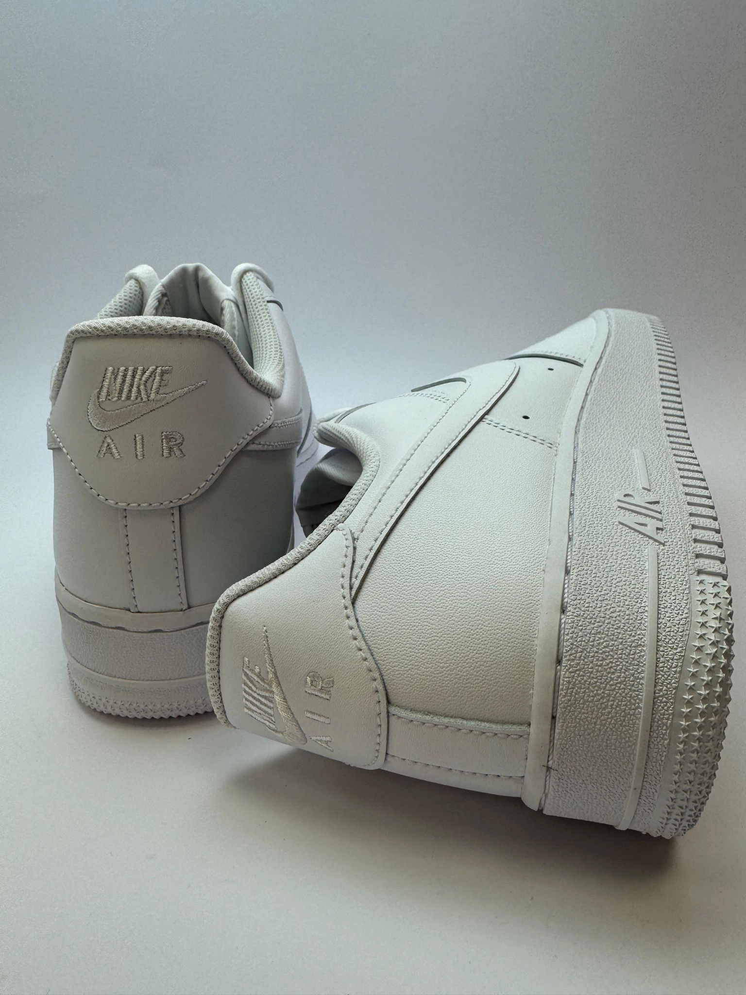 R??ckansicht des Sneakers ?C Nike Air Force?1 Low ??07 White mit gepolstertem Heel?Tab und gepr?gtem Nike?Logo