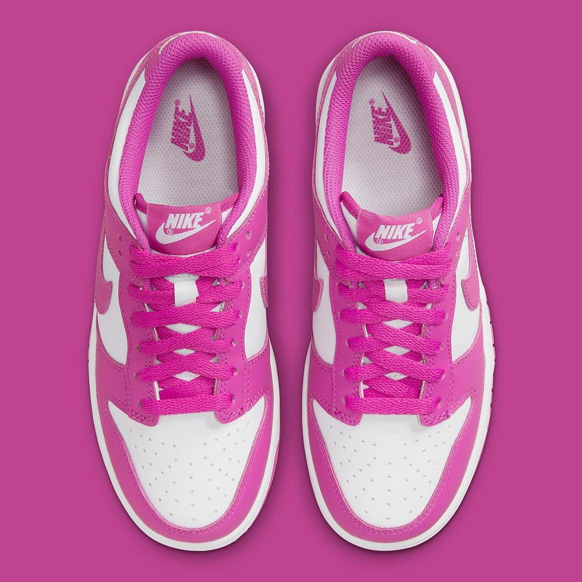 Dunk low Fuchsia youth shoe appearance