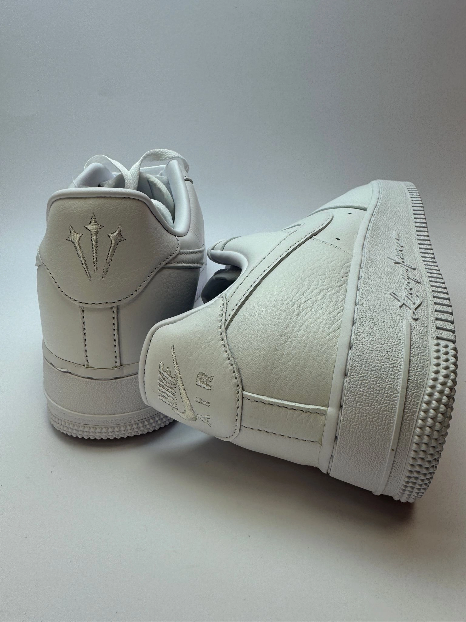 R??ckansicht des Sneakers ?C Nike Air Force?1 Low Certified Lover Boy mit NOCTA-Logo auf linker Ferse