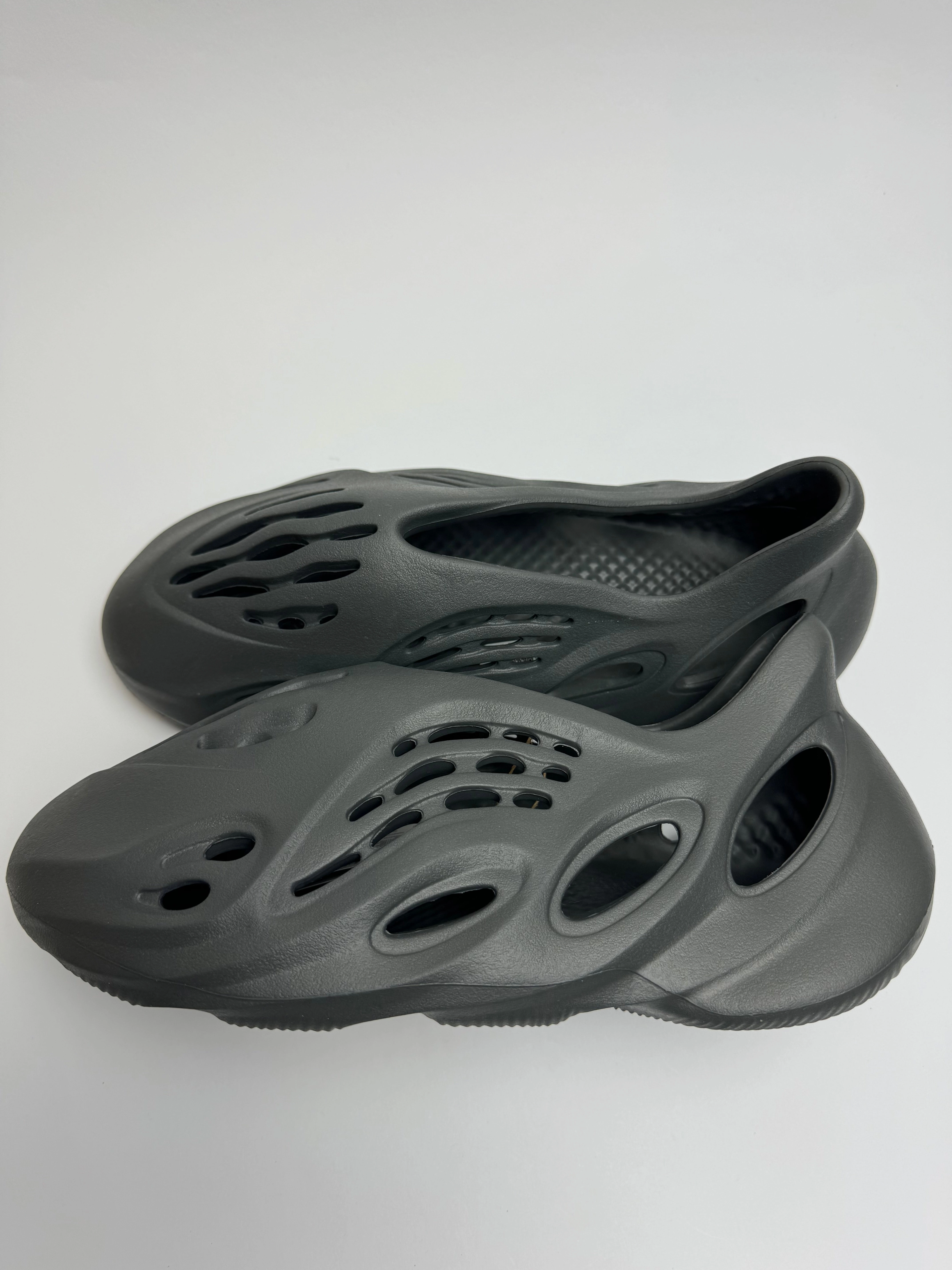 Yeezy Foam RNNR "Carbon" Foot Care