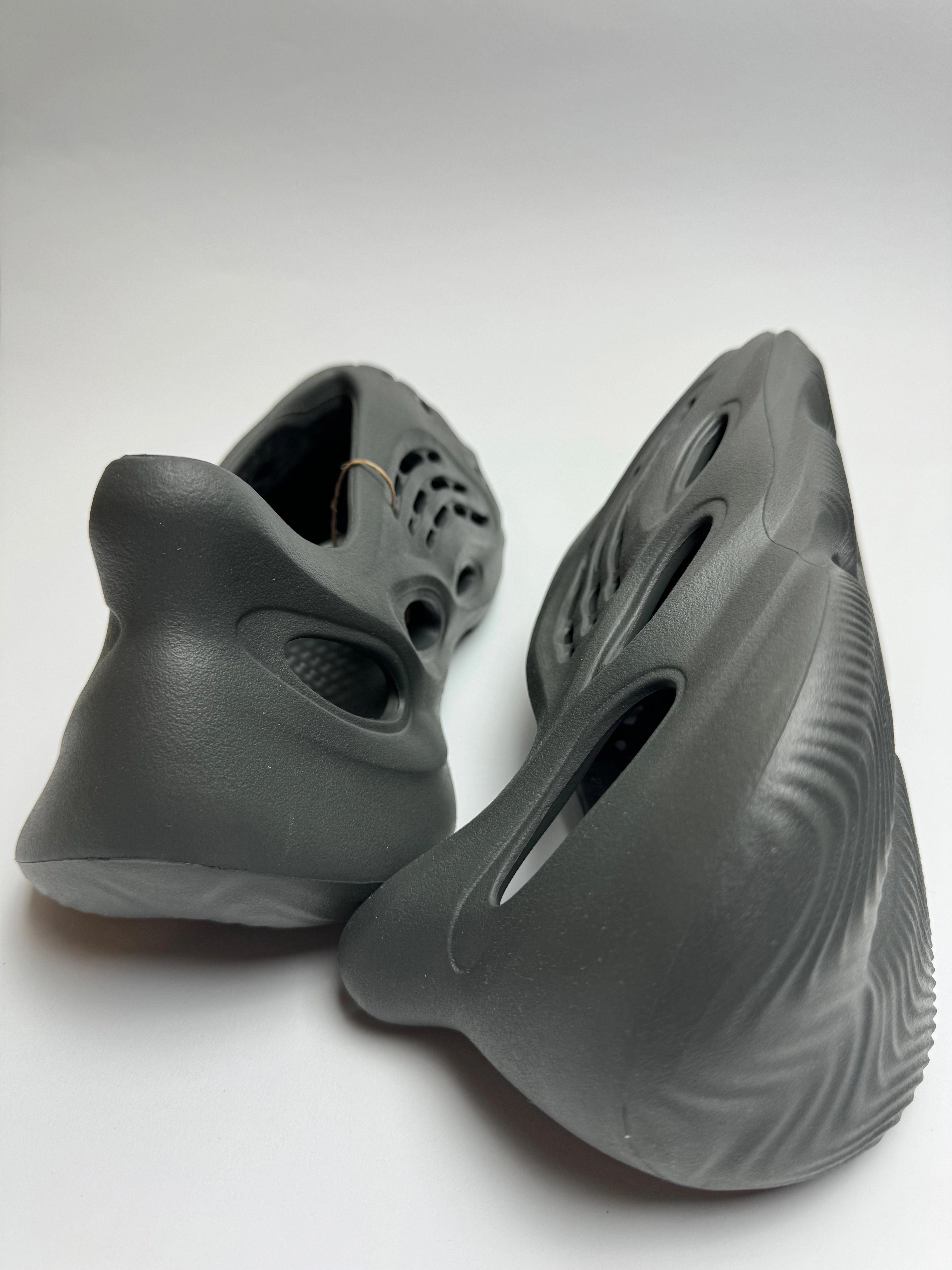 Yeezy Foam RNNR "Carbon" Comfortable Walk