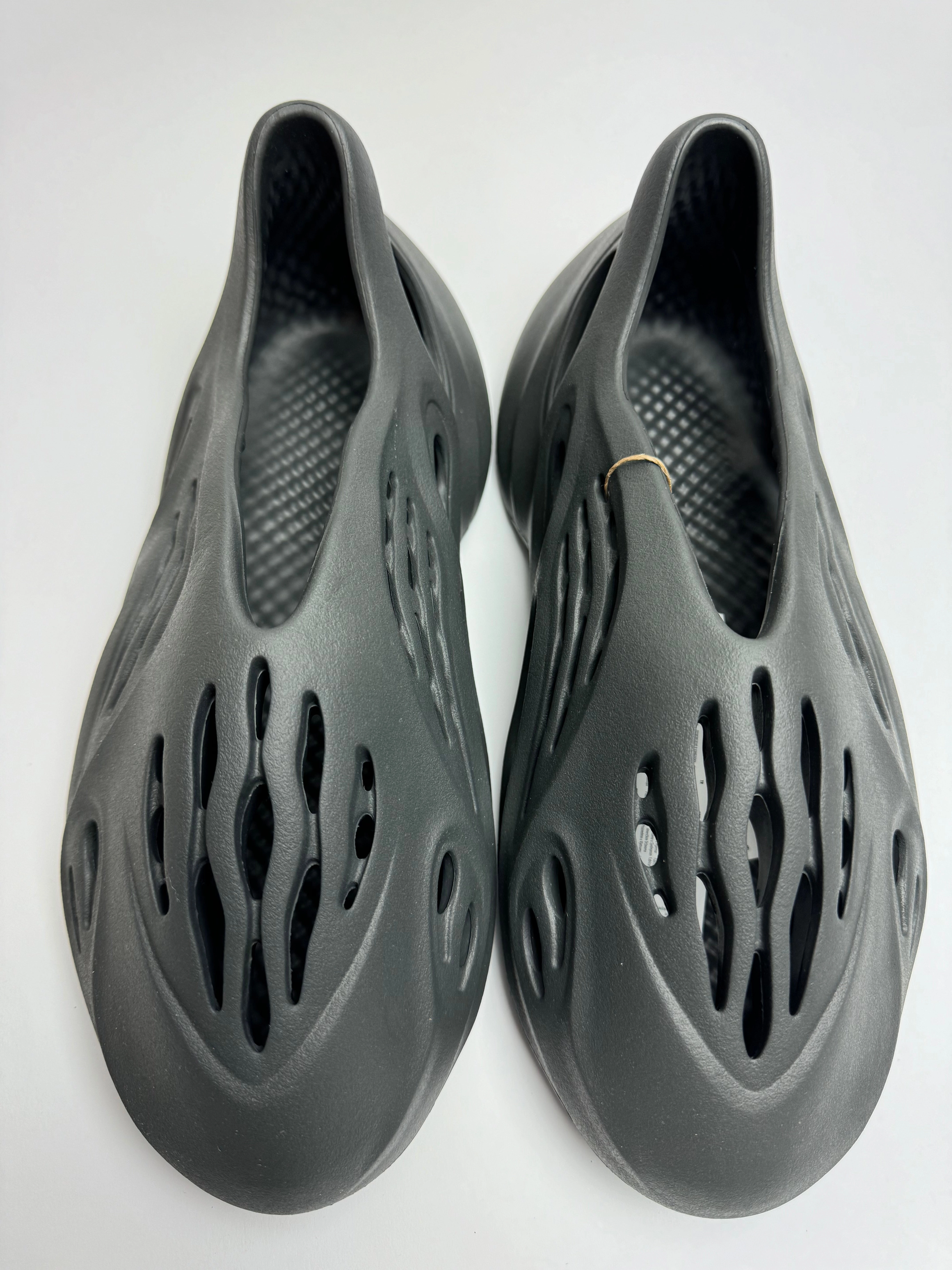 Airy Vibe Trendy Outdoor Shoes Yeezy Foam RNNR "Carbon"