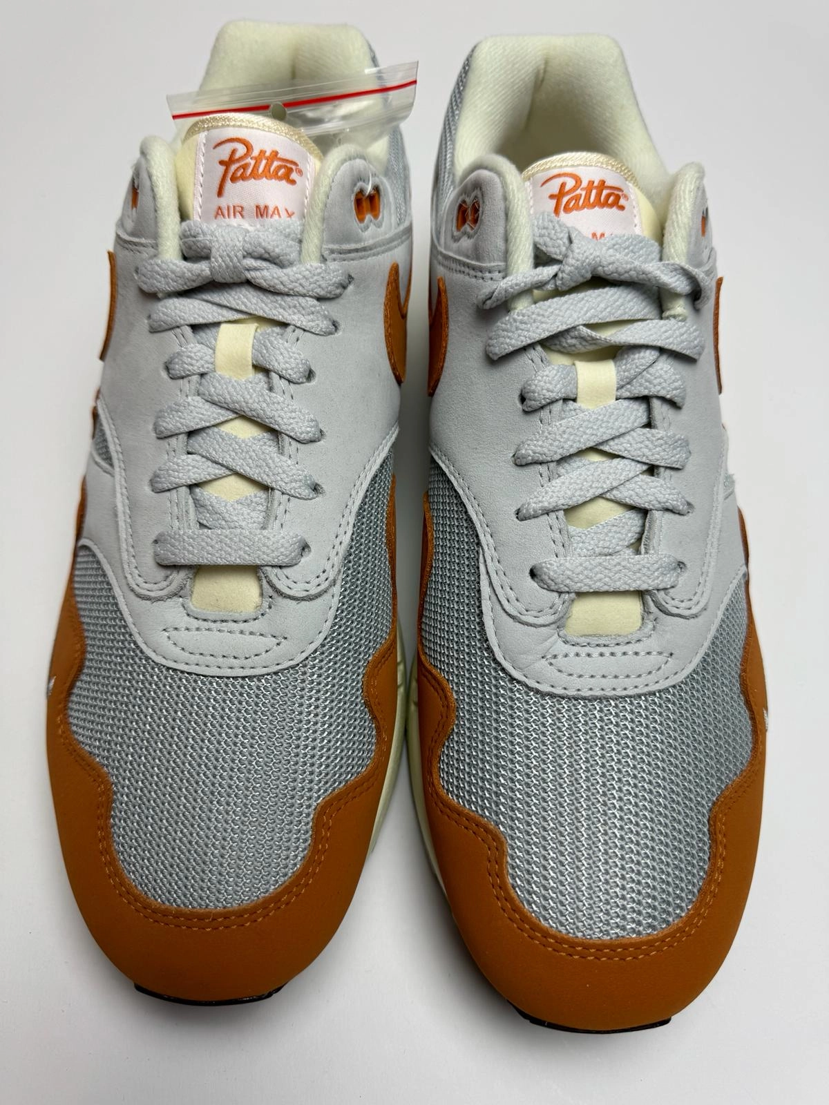 Detailansicht der Zunge ?C Nike Air Max 1 Patta Waves Monarch mit gewebtem Wellen-Branding und Swoosh