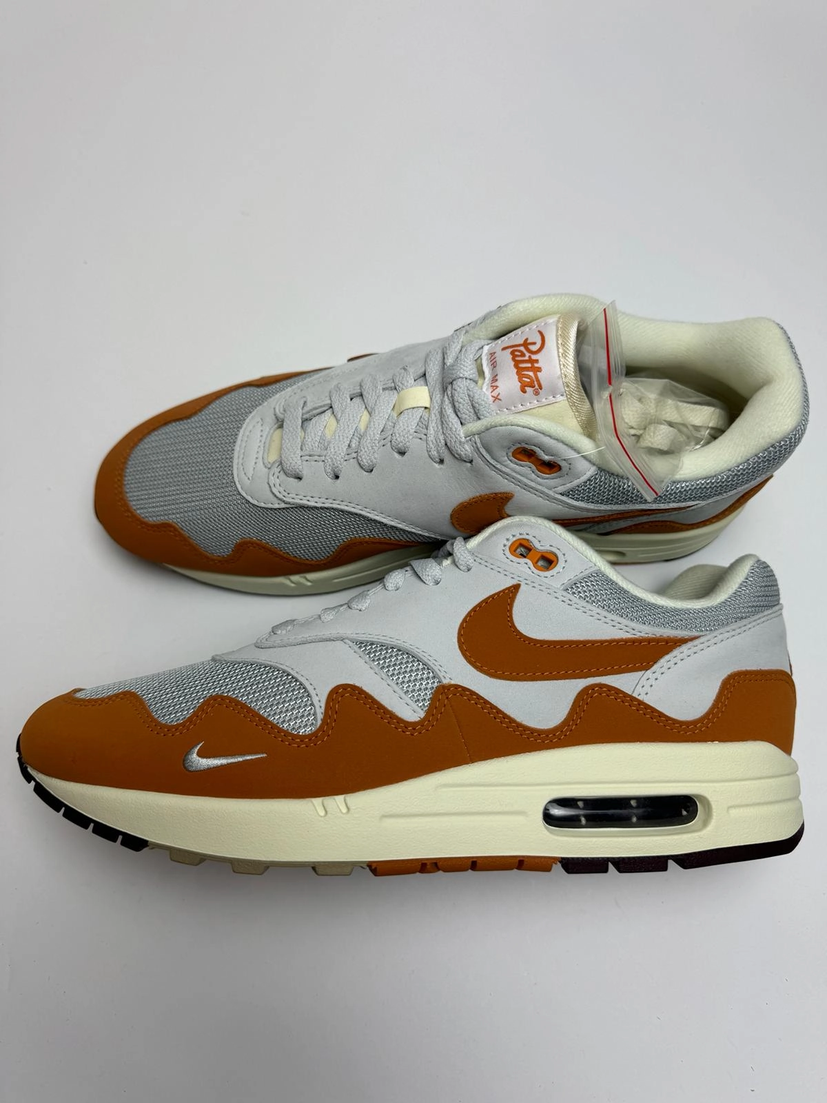 Nike Air Max 1 Patta Waves Monarch ?C rechte Seitenansicht mit orange-beigem Leder-Upper und ??Waves??-Muster