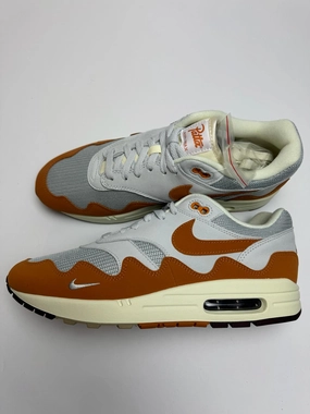 Nike Air Max 1 Patta Waves Monarch ?C rechte Seitenansicht mit orange-beigem Leder-Upper und ??Waves??-Muster